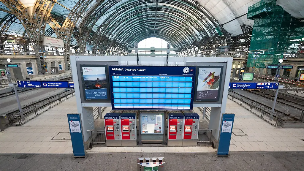 Eine-digitale-Anzeigetafel-steht-in-der-leeren-Bahnhofshalle-im-Hauptbahnhof-Dresden