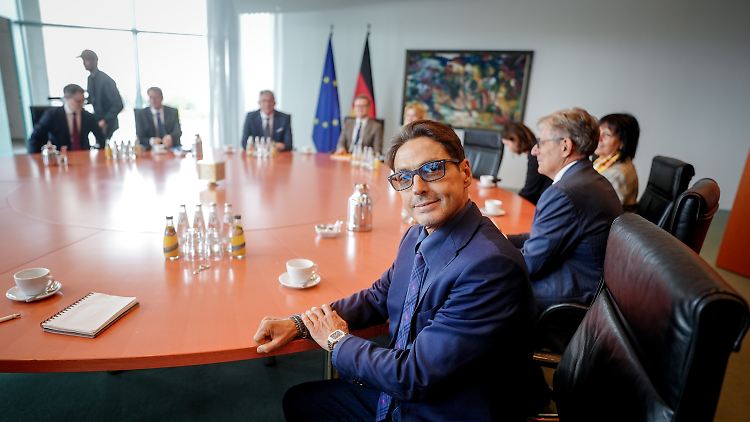 Pier Berlusconi im Kanzleramt. Der Konzernchef weiß, was Politik und Aufsicht in Deutschland gerne hören.