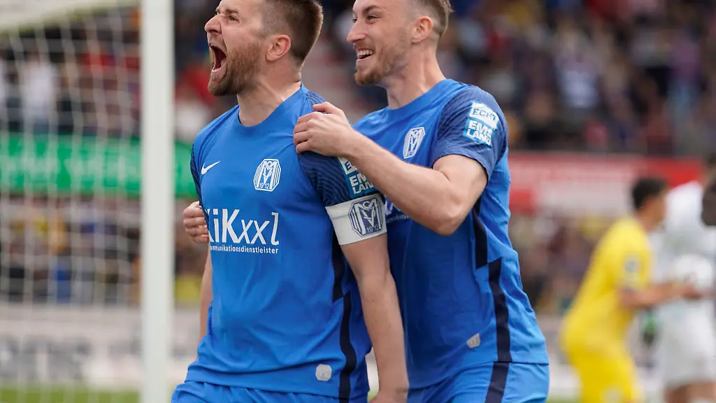 Thilo-Leugers-l-und-Mike-Steven-Baehre-vom-SV-Meppen-jubeln-nach-Leugers-1-0-Treffer