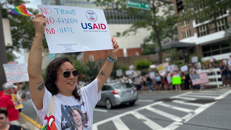 Nach seinem Amtsantritt kürzte US-Präsident Donald Trump der international agierenden Entwicklungsbehörde USAID massiv die Gelder, was zunächst große Proteste in den USA hervorrief.