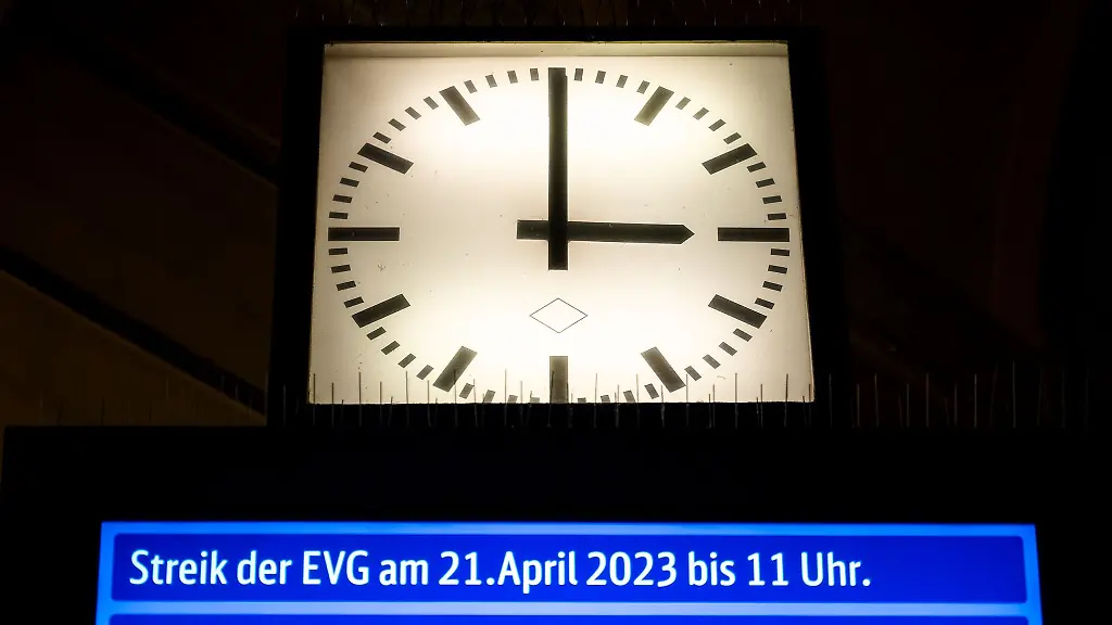 Eine-Uhr-zeigt-zu-beginn-eines-EVG-Warnstreiks-3-Uhr-an