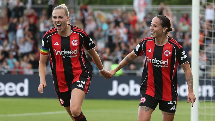 DFB-Spielerin Laura Freigang (l.) jubelt gemeinsam mit Torschützin Géraldine Reuteler.