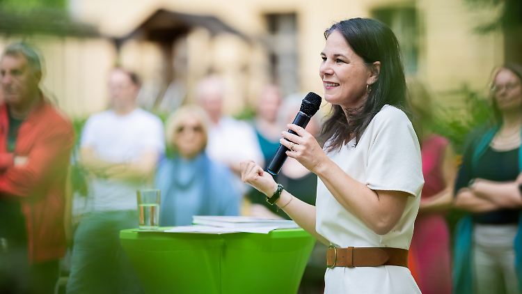 Ausb Deutschland hat sich Baerbock inzwischen verabschiedet. 