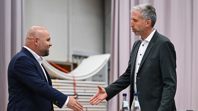 Ein Handschlag mit Rechtsaußen. 