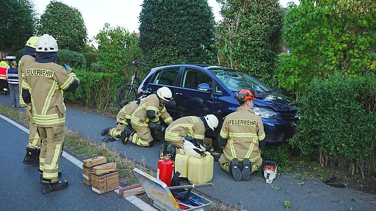 Die Feuerwehr im Einsatz am Unfallort. 