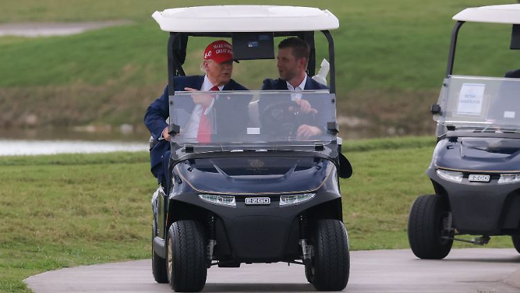 US-Präsident Trump mit seinem Sohn Eric auf seinem Golfplatz in Miami.