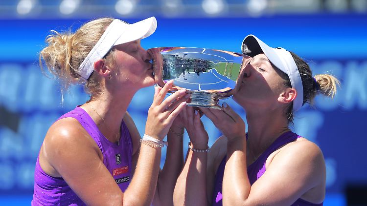 Gabriela Dabrowski und Erin Routliffe feiern ihren US-Open-Triumph.