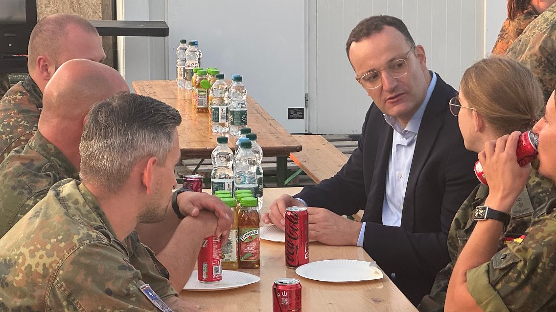 Auf seinem Weg in die Ukraine sprach Unions-Fraktionschef Spahn auch mit Bundeswehrsoldaten, die in Polen mit zwei Patriotsystemen den Flughafen Rzeszow schützen. Er liegt etwa 70 Kilometer von der Grenze zur Ukraine entfernt.