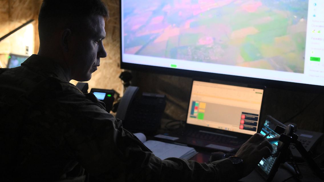Ein russischer Soldat an einem Frontlinien-Kontrollpunkt im Donezk