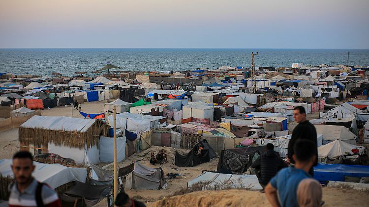 Behelfsmäßige Zelte für vertriebene Palästinenser stehen im Mawasi-Gebiet in der Stadt Chan Junis im südlichen Gazastreifen.