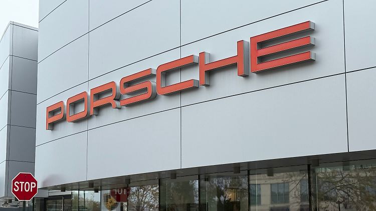 Die von US-Präsident Donald Trump erhobenen Zölle für Autoimporte machen den Verkauf deutscher Autos in den USA für Hersteller wie Porsche deutlich teurer.