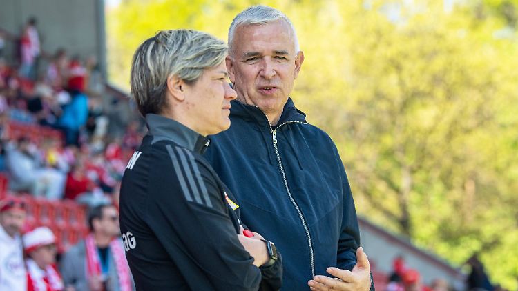 Dirk Zingler mit der Geschäftsführerin der Frauen, Jennifer Zietz.