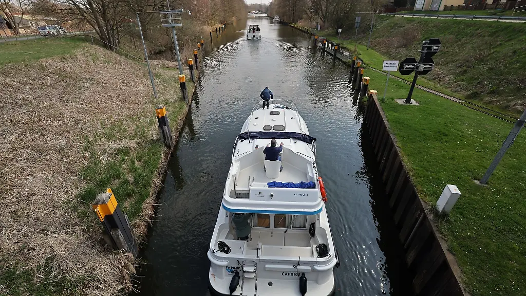 Auf-Mueritz-Havel-Wasserstrasse-faehrt-ein-Hausboot-aus-der-Schleuse