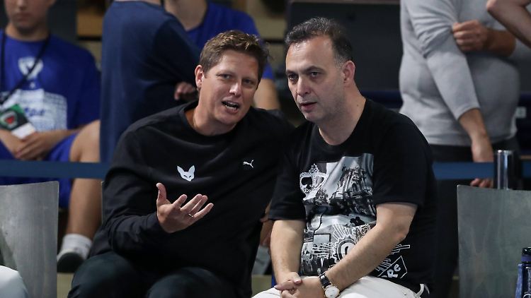 Pfiffe für Bob Hanning (r.) und auch der neue Trainer Nicolej Krickau wird nicht gerade herzlich empfangen in Berlin.