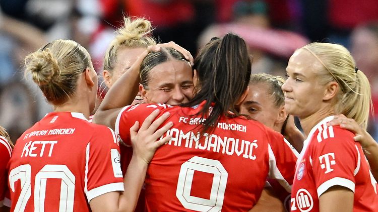 Nationalspielerin Klara Bühl freut sich nach ihrem 2:0, das 1:0 hatte sie vorbereitet.