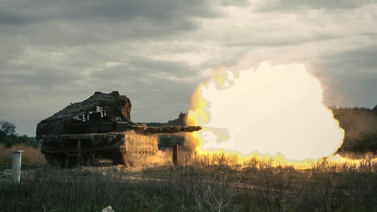 Mit dem verstärkten Einsatz von Panzern und gepanzerten Fahrzeugen versuche das russische Militär zudem, die Stadt Pokrowsk und ihre Verteidiger vollständig einzukesseln, heißt es von der ukrainischen Armee.