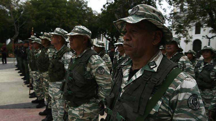 Maduro sagte, über 5300 kommunale Miliz-Einheiten seien aktiviert worden, um sich gegen mögliche Versuche eines US-gestützten "Regimewechsels" zu verteidigen.