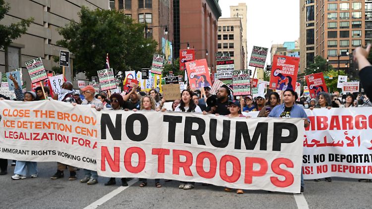 In Chicago wurde gegen einen möglichen Einsatz des Militärs demonstriert.