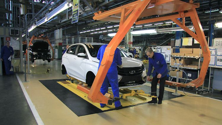 Produktion von Russlands berühmtestem Auto, dem Lada.