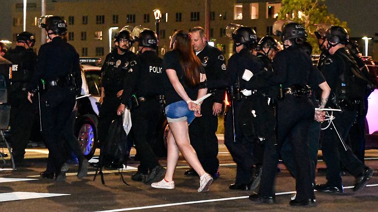 Polizeibeamte nehmen einen Demonstranten während einer Kundgebung gegen die Migrationspolitik in Los Angeles fest.