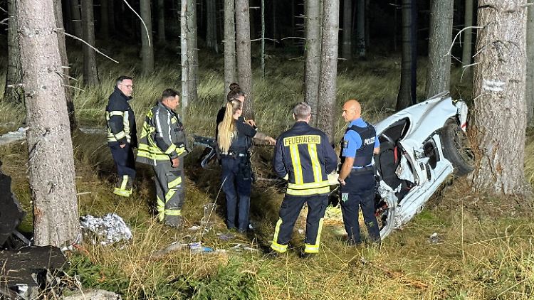Der Beifahrer starb noch im Unfallwrack. Der Fahrer erlag im Krankenhaus seinen Verletzungen.