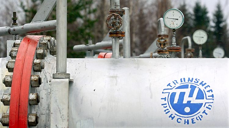 Das Logo von Transneft auf der Druschba-Pipeline in Bryansk: Die Röhre ist seit Sowjetzeiten in Betrieb.
