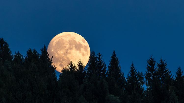 Der Mond scheint am 6. September über Österreich. Heute Abend versteckt er sich vorübergehed.