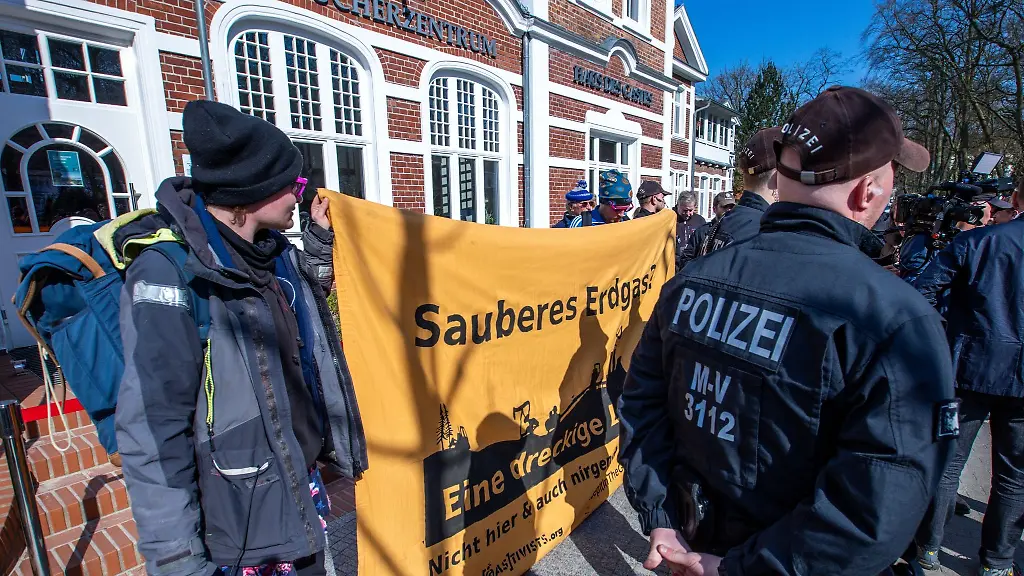 Einwohner-und-Umweltschuetzer-protestieren-gegen-die-Plaene-eines-Fluessigerdgas-Terminals-am-Standort-Ruegen-vor-dem-Tagungsgebaeude