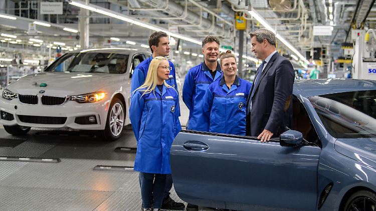 Markus Söder (r.) bei einem früheren Besuch des BMW-Werks im bayerischen Dingolfing.