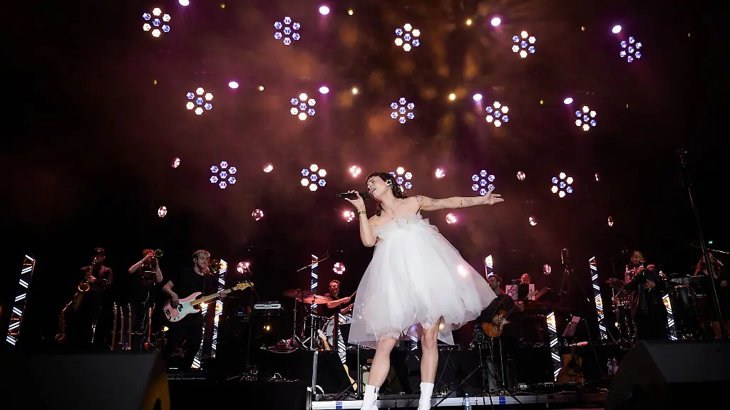 Saengerin-Cosby-steht-waehrend-des-Charity-Nachwuchs-Konzertes-All-Hands-on-Deck-in-der-Mercedes-Benz-Arena-auf-der-Buehne