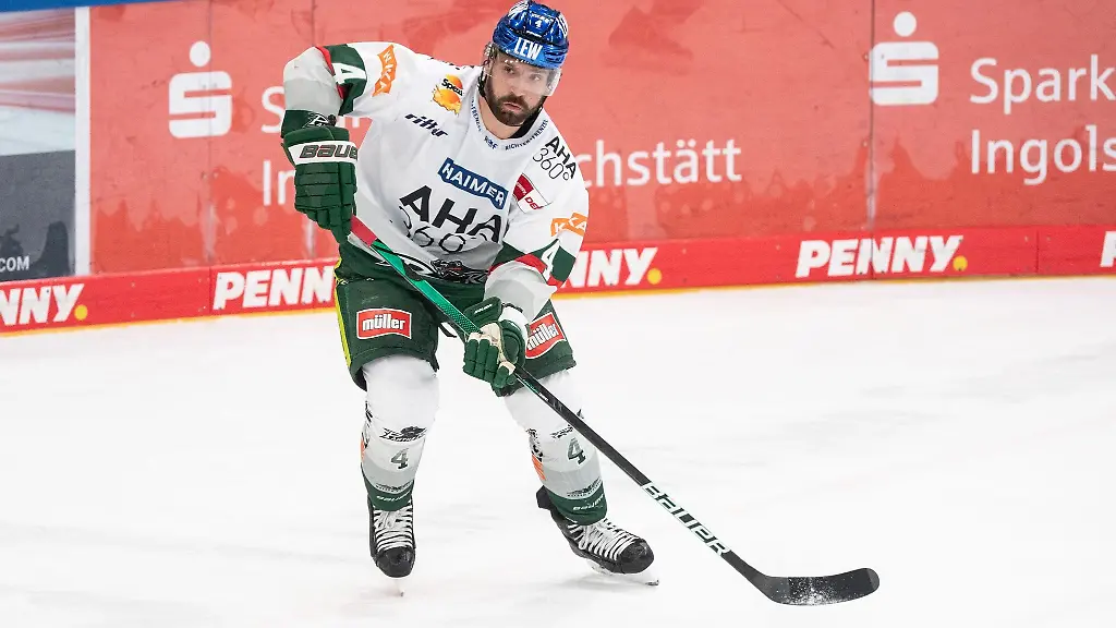 Henry-Haase-von-Augsburg-spielt-den-Puck