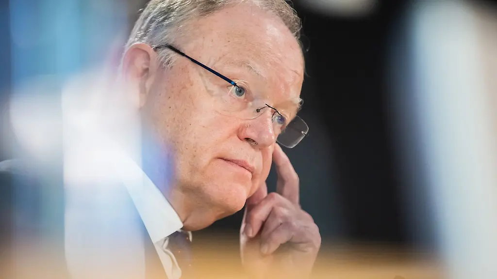 Niedersachsens-Ministerpraesident-Stephan-Weil-SPD-bei-einer-Konferenz