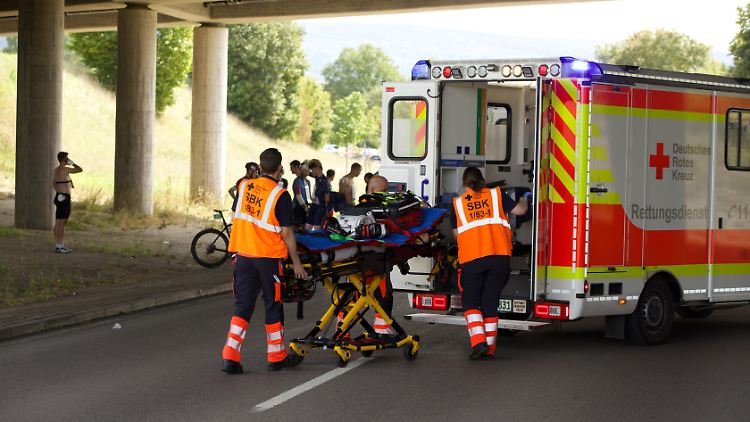 Ein verletzter Radfahrer wird in einen Rettungswagen geschoben. Außerdem waren vier Rettungshubschrauber zur Versorgung der Verletzten vor Ort.