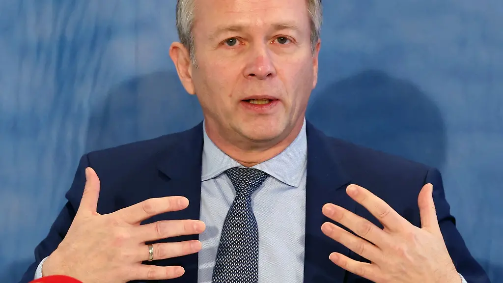 Mecklenburg-Vorpommerns-Finanzminister-Heiko-Geue-SPD-auf-der-Landespressekonferenz