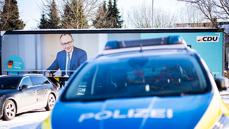 Beim Wahlkampfauftritt von Merz in der Schützenhalle in Brilon waren Schmäh-Parolen an den Wänden zu lesen.