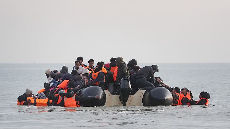 Ein Boot vor der französischen Küste bricht in Richtung Großbritannien auf.