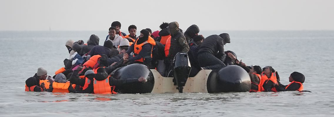 Ein Boot vor der französischen Küste bricht in Richtung Großbritannien auf.