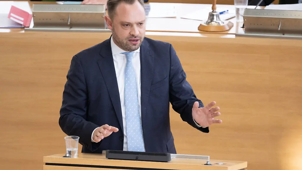 Sachsens-CDU-Generalsekretaer-Alexander-Dierks-spricht-zu-den-Abgeordneten