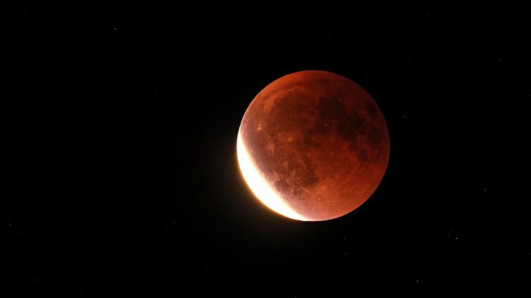 Der Blutmond verlässt den Kernschatten der Erde über Hohenmölsen in Sachsen-Anhalt.
