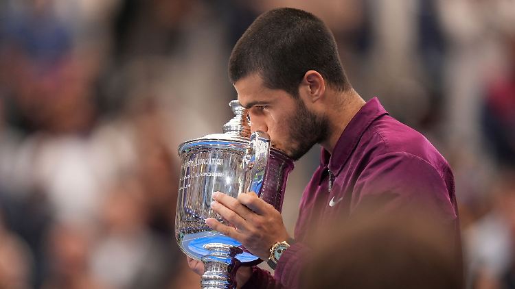 Ein Küsschen für den Pokal: Alcaraz ist neuer US-Open-Champion.