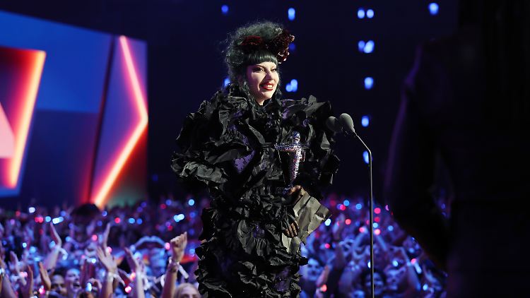 Lady Gaga muss bei den MTV Music Awards leider schnell weg - die Pflicht ruft.
