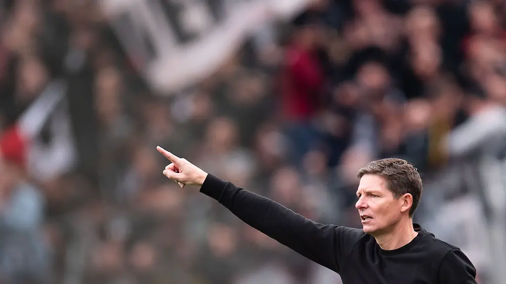 Frankfurts-Trainer-Oliver-Glasner-gestikuliert-an-der-Seitenlinie