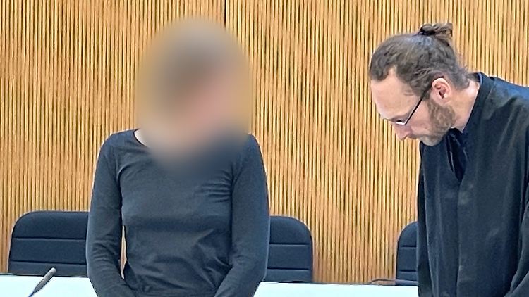 Die Angeklagte Hanna S. steht beim Prozessauftakt im Gerichtssaal neben ihrem Anwalt. 