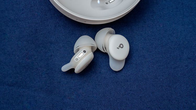 Die Soundcore Sleep A30 sind kleiner und viel flacher als gewöhnliche Ohrhörer.