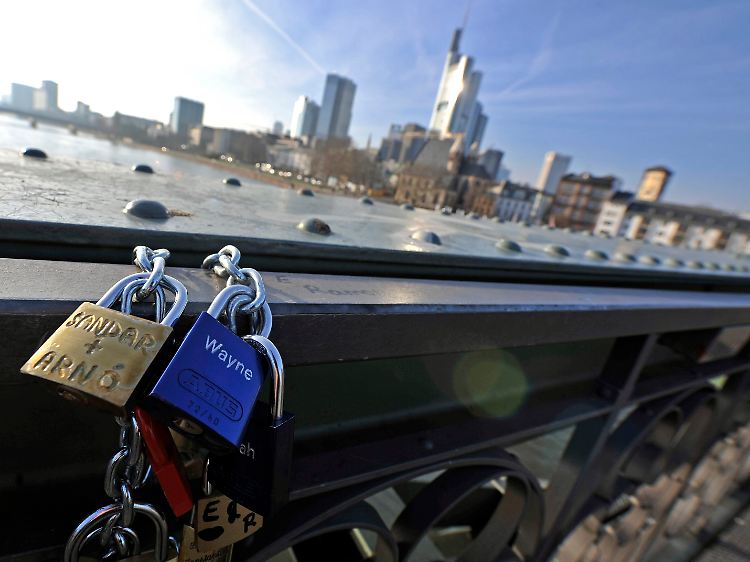 Auch am Brückengeländer des Eisernen Stegs in Frankfurt/Main sind erste Schlösser angebracht.