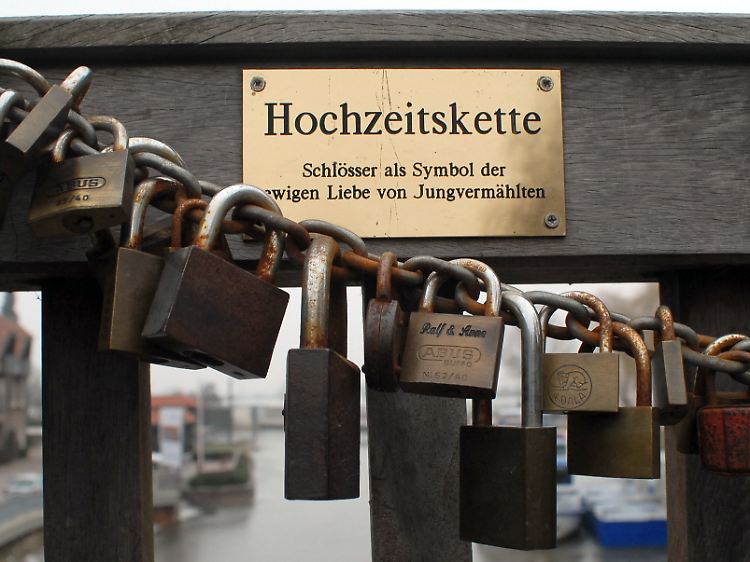 Rund 180 Liebesschlösser hängen an einer kleinen Fußgängerbrücke über die Jeetzel im Elbstädtchen Hitzacker im Landkreis Lüchow-Dannenberg.
