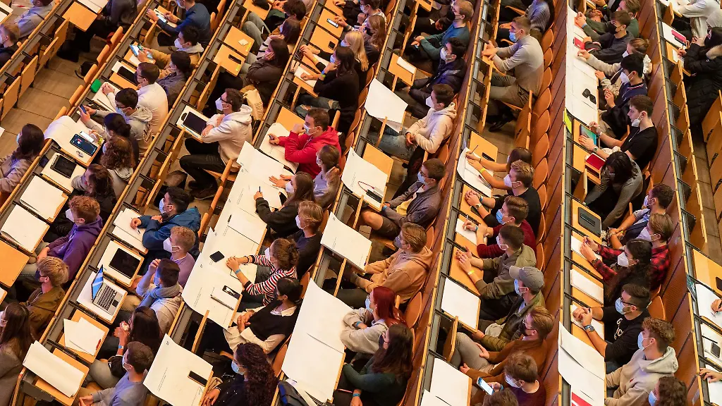 Studenten-sitzen-in-einem-Hoersaal-einer-Universitaet