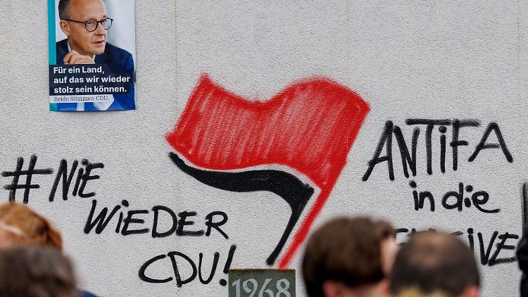 Die Grafittis waren an die Fassade der Schützenhalle von Menden im Sauerland gesprüht.