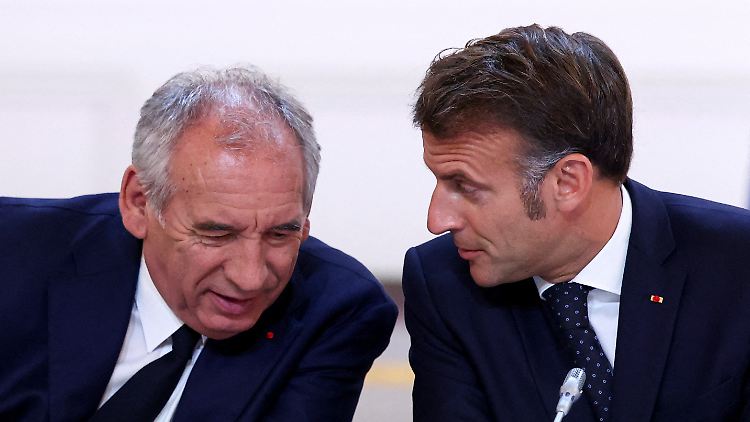 Premier Bayrou (links) will am Dienstagmorgen ein Rücktrittsgesuch bei Präsident Macron einreichen.