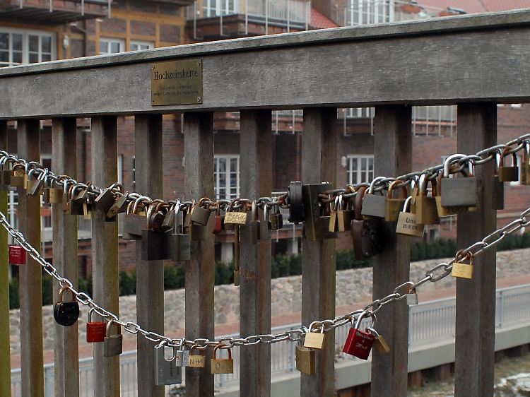 Rund 180 Liebesschlösser hängen an einer kleinen Fußgängerbrücke über die Jeetzel im Elbstädtchen Hitzacker im Landkreis Lüchow-Dannenberg.